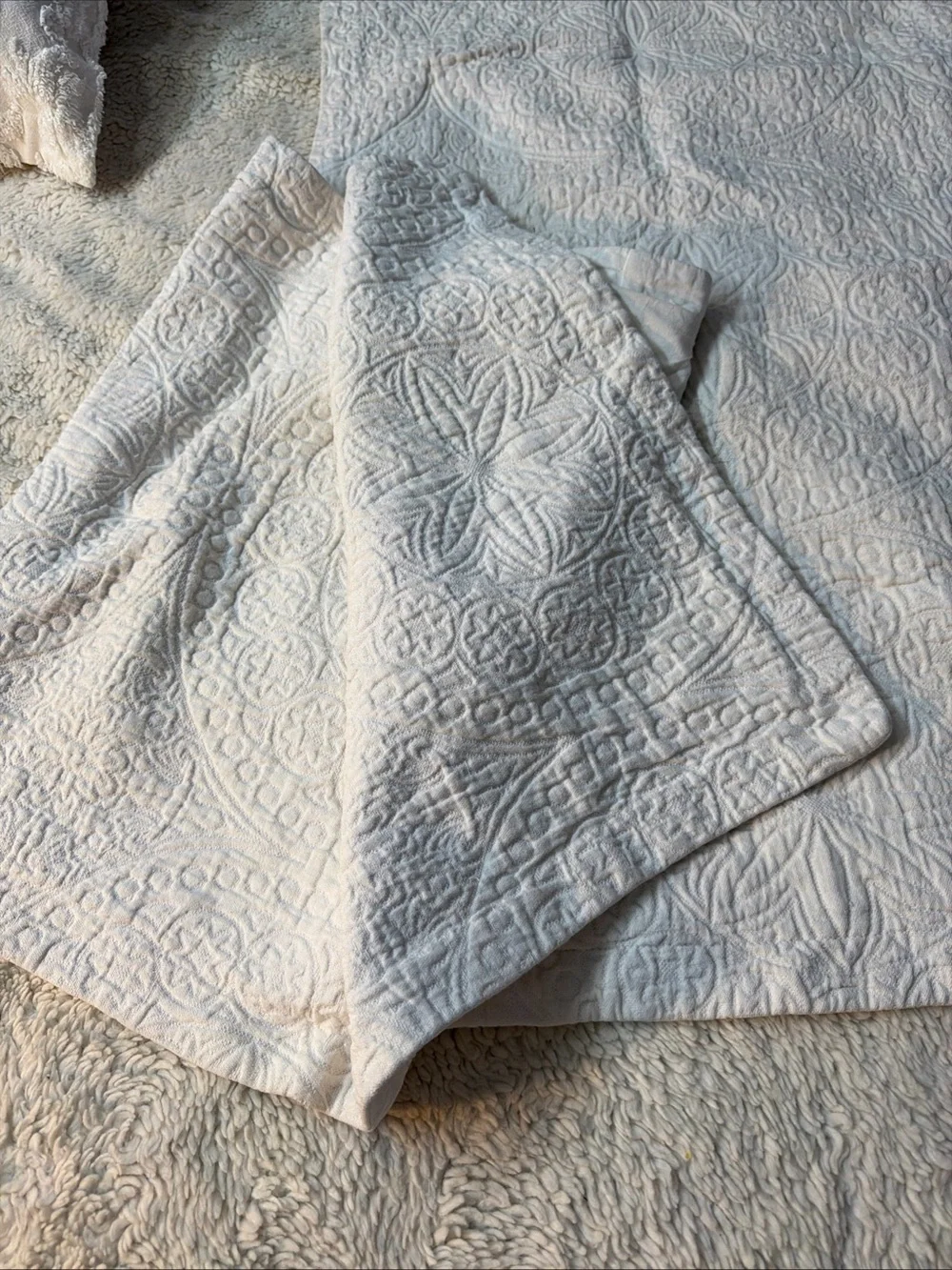 Threshold pillowcases Elegant White Quilted Floral Medallion Stitching king 2